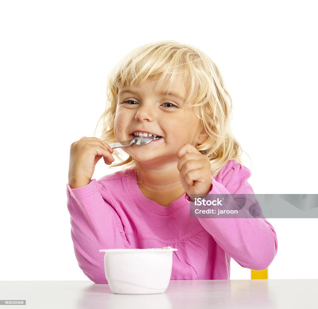 Beleza pequena Menina comer um yoghourt - Royalty-free Iogurte Foto de stock