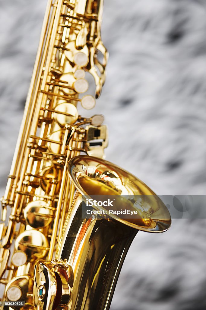 Saxofón en primer plano contra de foco textil - Foto de stock de Arte cultura y espectáculos libre de derechos
