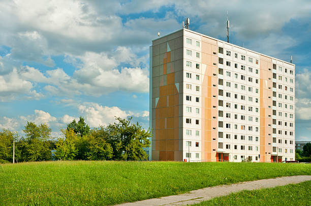 rdt, grattacielo edificio dell'appartamento a gera, germania - plattenbau neubau apartment east germany foto e immagini stock