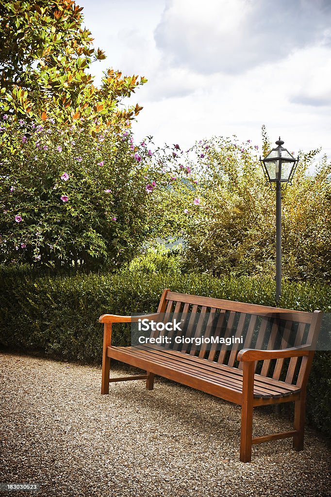 Деревянной скамейке в сад, Тоскана - Стоковые фото Без людей роялти-фри