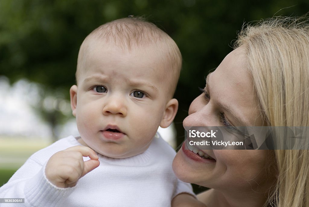Criança e a mãe - Foto de stock de Abraçar royalty-free