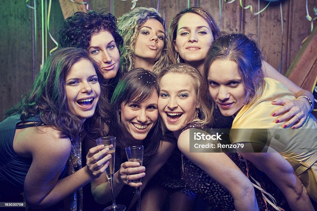 Happy friends on a party Фотосессия - Стоковые фото 20-29 лет роялти-фри