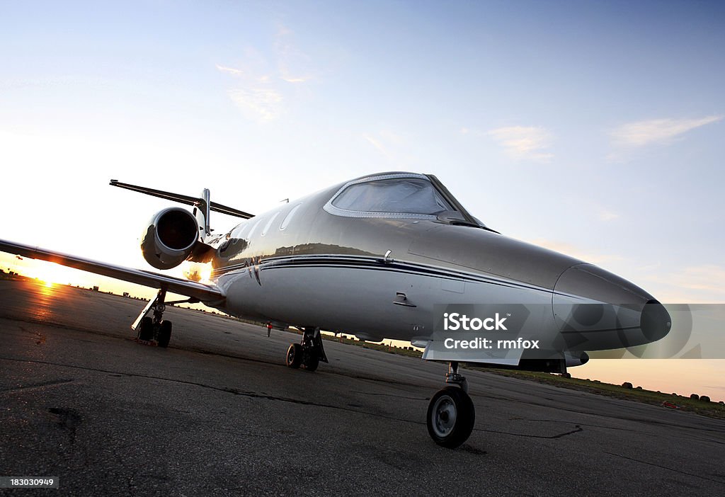 Tramonto Learjet - Foto stock royalty-free di Aereo aziendale