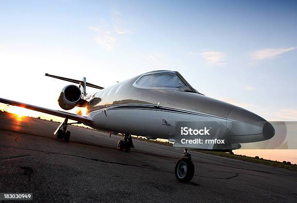 Tramonto Learjet - Fotografie stock e altre immagini di Aereo aziendale - Aereo aziendale, Volare, Aereo di linea