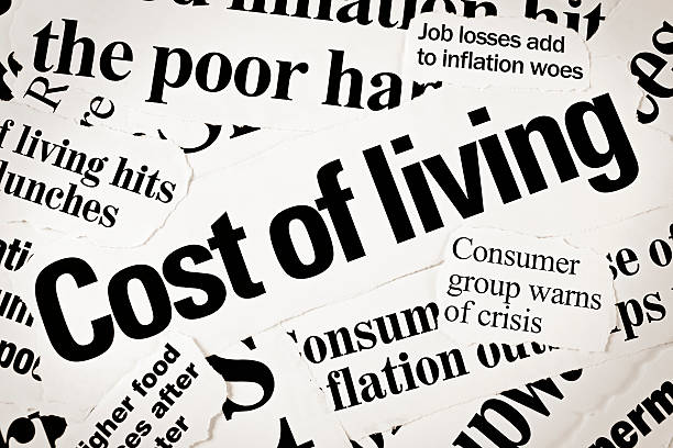 istock Large pile of press headlines, all dealing with inflation 183031025