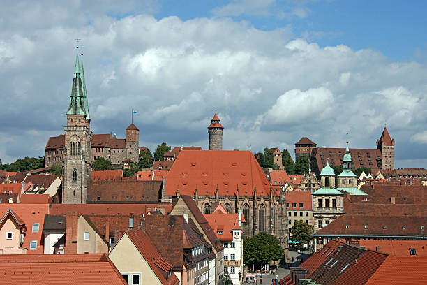 igreja de são sebaldus com castelo de nuremberg - castle nuremberg fort skyline - fotografias e filmes do acervo