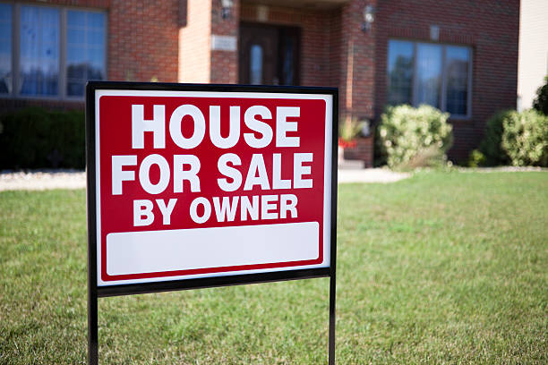 House For Sale By Owner Home Real Estate Sign House For Sale By Owner Sign in a front yard with a home in the background. house for sale by owner stock pictures, royalty-free photos & images