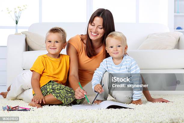 Madre Y Niños Sentados Sobre La Alfombra Dibujo Con El Color Foto de stock y más banco de imágenes de 12-17 meses