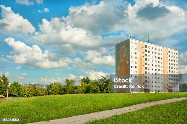 6170 Hochhausapartmentgebäudegera Deutschland Stockfoto und mehr Bilder von Plattenbau - Plattenbau, Außenaufnahme von Gebäuden, Bunt - Farbton