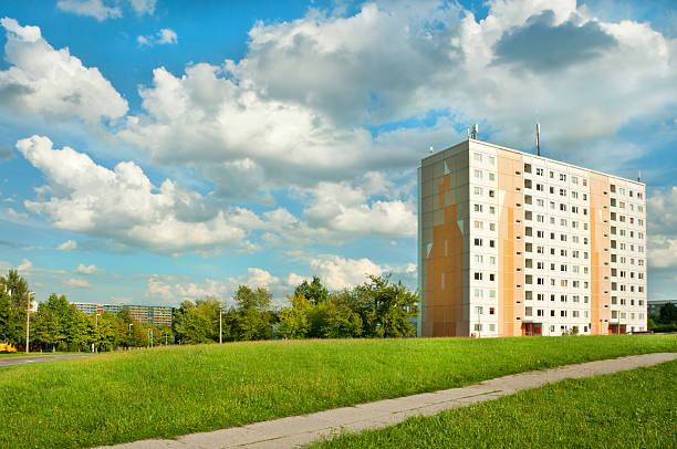 rda altos prédio de apartamentos-gera, alemanha - plattenbau neubau apartment east germany - fotografias e filmes do acervo