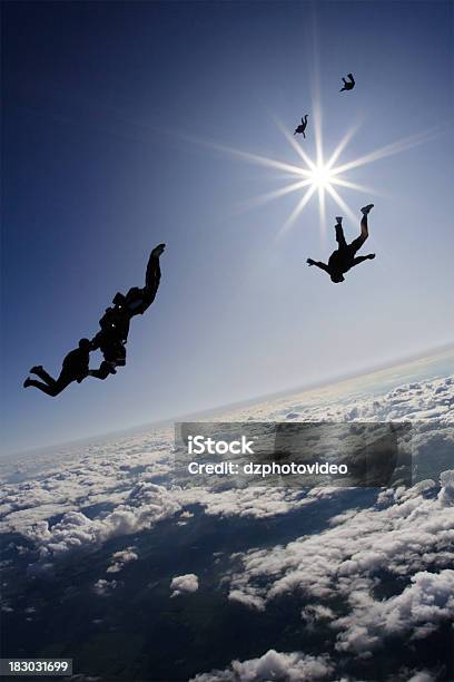 Fotografia De Stock Royaltyfree Skydivers Em Queda Livre - Fotografias de stock e mais imagens de Queda Livre - Paraquedismo