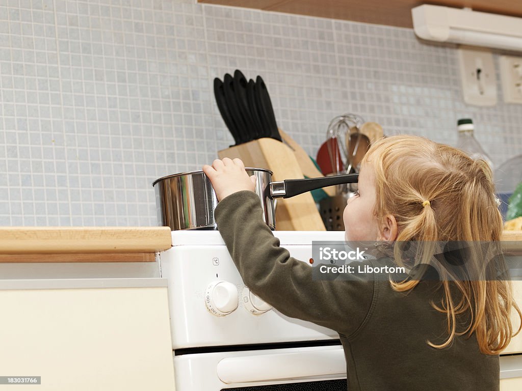 Pericolo in cucina - Foto stock royalty-free di Bambino