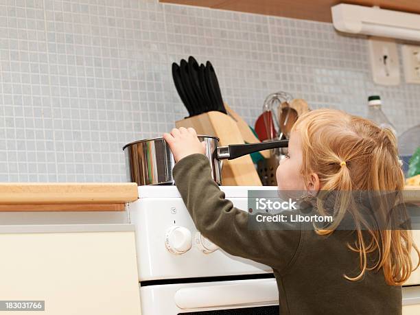 Pericolo In Cucina - Fotografie stock e altre immagini di Bambino - Bambino, Cucina, A prova di bambino