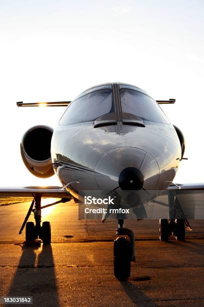 Tramonto Learjet - Fotografie stock e altre immagini di Aereo aziendale - Aereo aziendale, Aeroplano, Asfalto