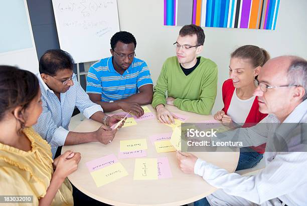 Ejercicios De Formación De Equipos Foto de stock y más banco de imágenes de Oficina - Oficina, Team building, Adulto