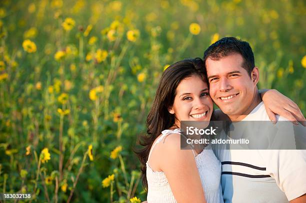 Hermosa Pareja Foto de stock y más banco de imágenes de Casados - Casados, Etnia Latinoamericana, Abrazar