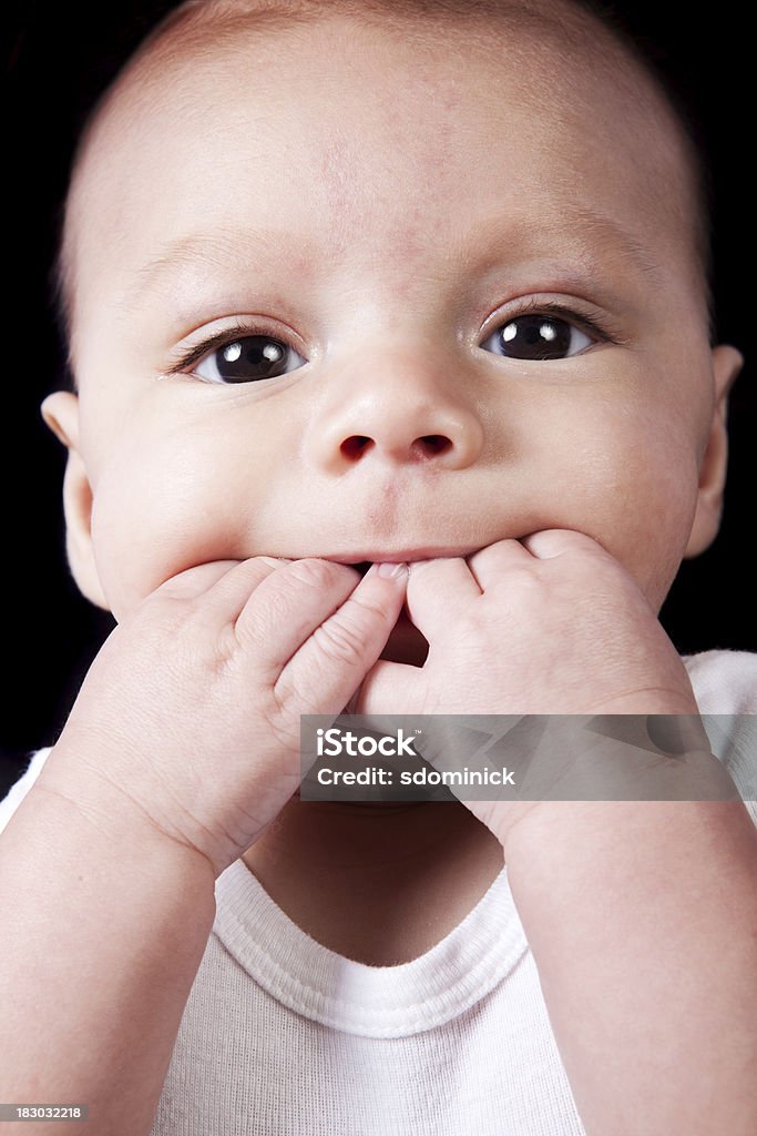 Bambino con le mani In bocca - Foto stock royalty-free di Anello per la dentizione