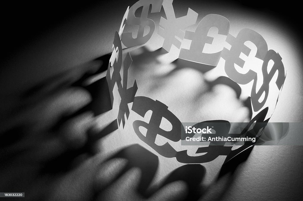 Libra, euros, dólares e ienes símbolos conectado em círculo - Foto de stock de Sombra royalty-free