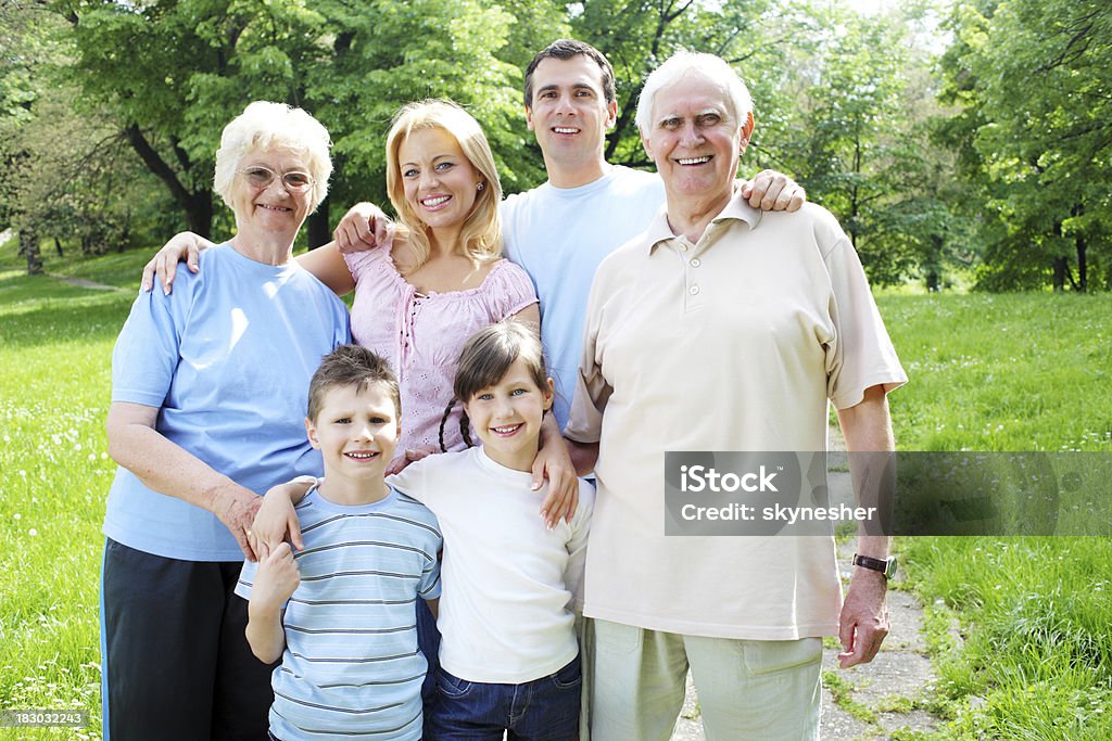 Hermosa familia feliz pasamos el día en el parque. - Foto de stock de 30-39 años libre de derechos