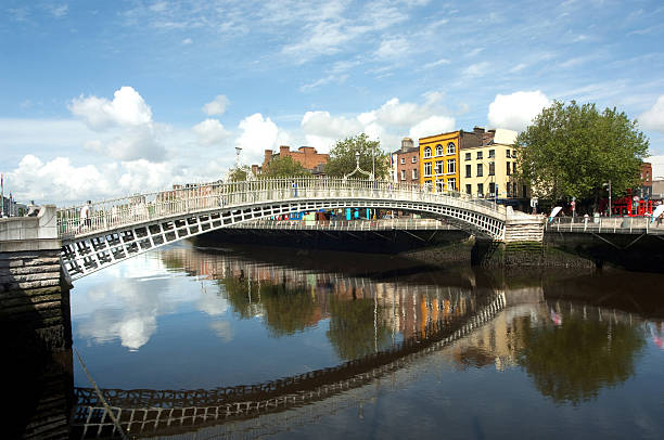 le célèbre ha'penny bridge, à dublin en irlande - dublin ireland bridge hapenny penny photos et images de collection