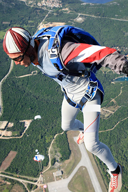 skydiver in aktion - skydiving air aerial view vertical stock-fotos und bilder