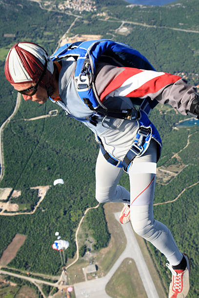 skydiver w akcji - skydiving air aerial view vertical zdjęcia i obrazy z banku zdjęć
