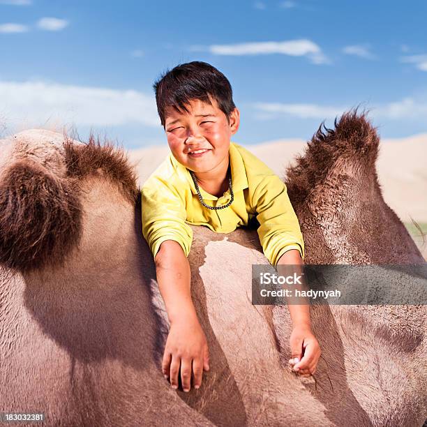 Foto de Mongol Jovem Rapaz Com Camelos e mais fotos de stock de Abraçar - Abraçar, Adulto, Animal