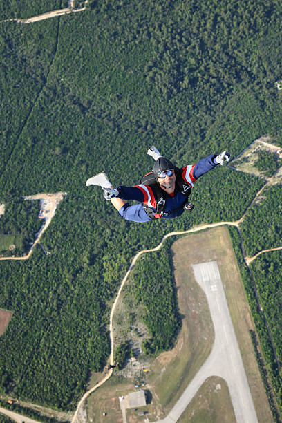 parachutiste en action - skydiving air aerial view vertical photos et images de collection