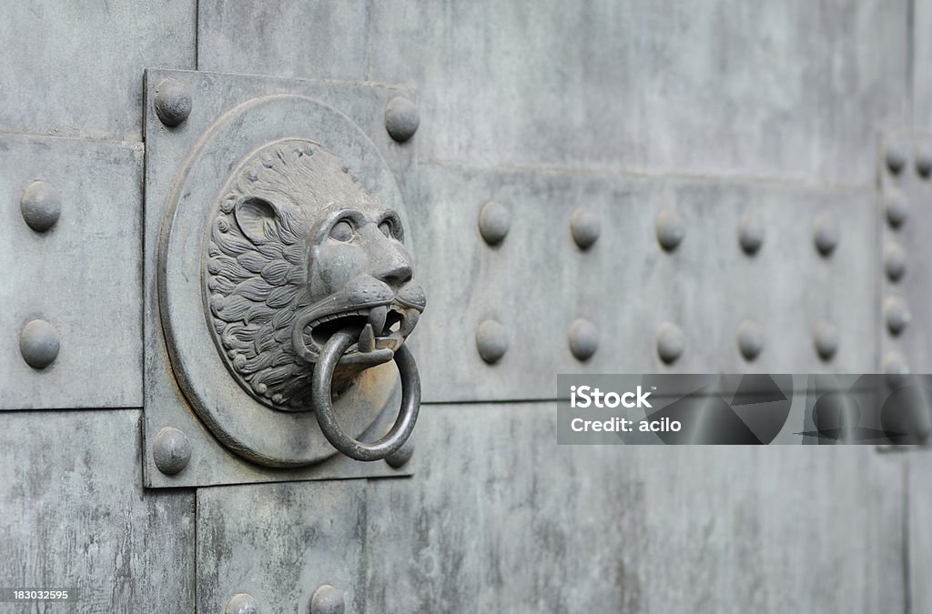 Металлическая головы льва knocker - Стоковые фото Архитектурный элемент роялти-фри