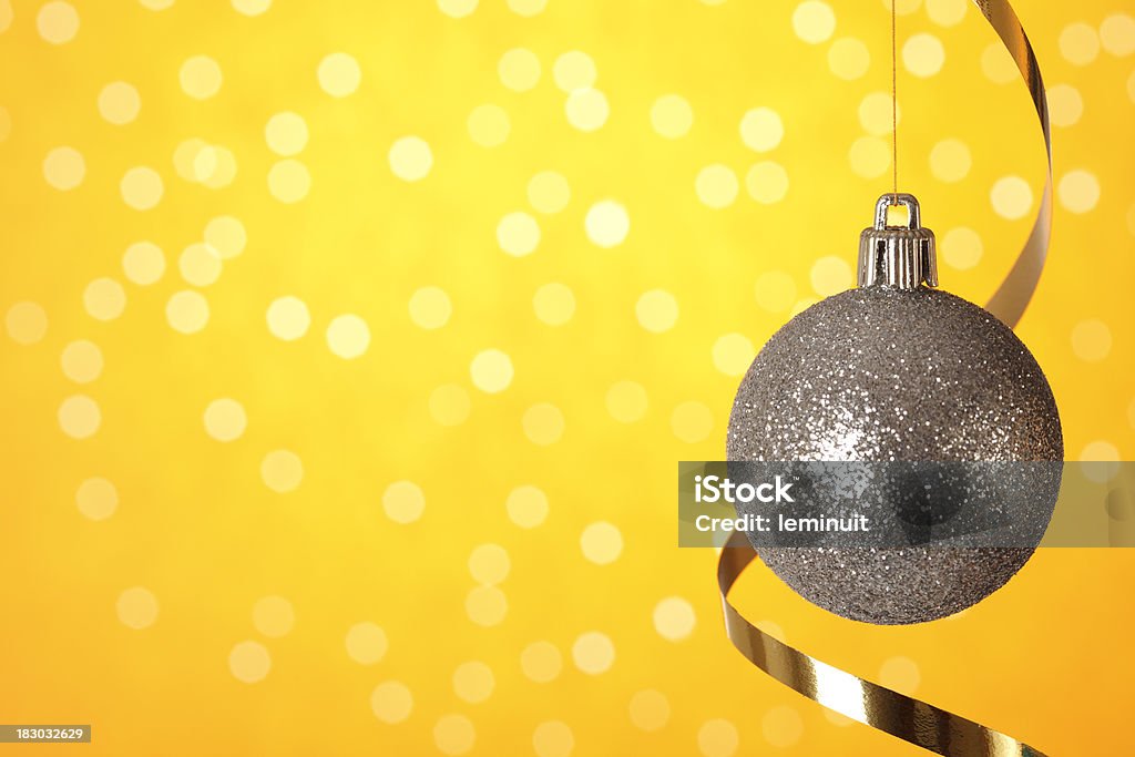 크리스마스 bauble 옐로우 배경 - 로열티 프리 0명 스톡 사진
