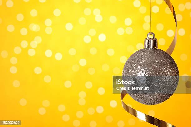 크리스마스 Bauble 옐로우 배경 0명에 대한 스톡 사진 및 기타 이미지 - 0명, 개체 그룹, 근거리 초점