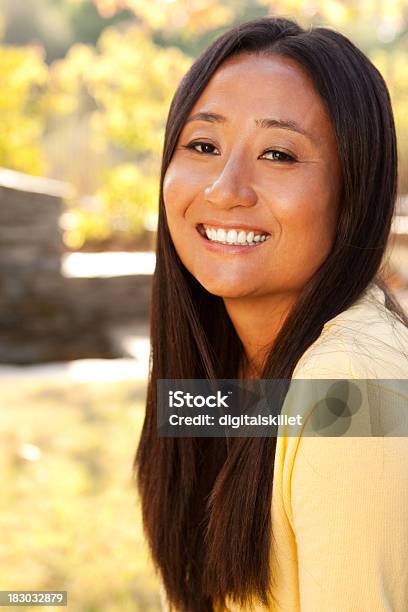 Hermosa Mujer Asiática Foto de stock y más banco de imágenes de Maquillaje - Maquillaje, Mujeres, Pericia