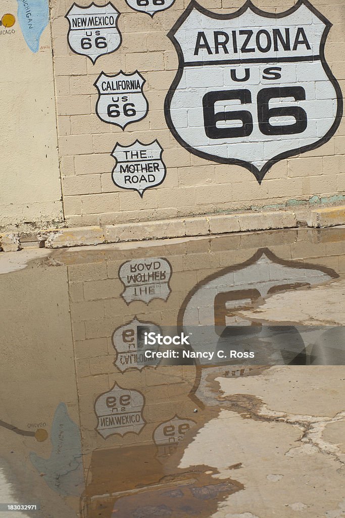 Route 66 señales pintado en pared, reflejo - Foto de stock de Aire libre libre de derechos