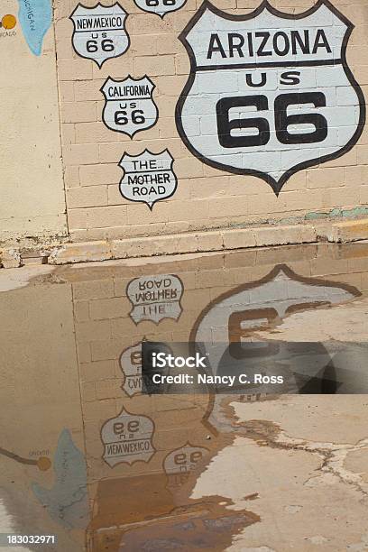 Rota 66 Sinal Pintado Na Parede Reflexo - Fotografias de stock e mais imagens de Ao Ar Livre - Ao Ar Livre, Arizona, Betão