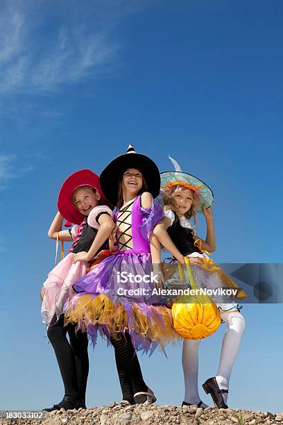 Tres Monada Poco Brujas De Pie Con Bolsas Foto de stock y más banco de imágenes de Halloween - Halloween, Niño, Vestuario teatral