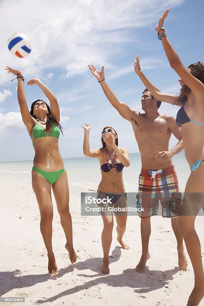 젊은 프렌즈 게임하기 배구공 해변의 - 로열티 프리 20-29세 스톡 사진
