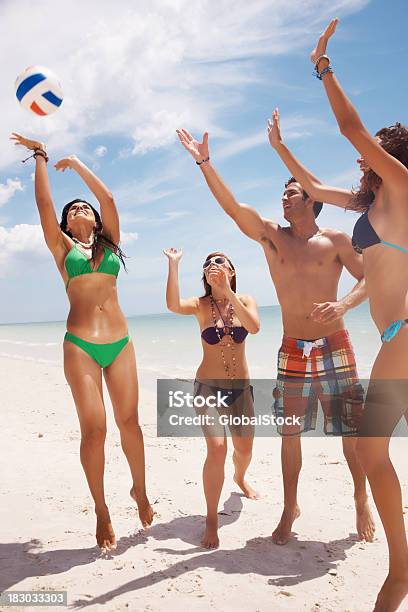 젊은 프렌즈 게임하기 배구공 해변의 20-29세에 대한 스톡 사진 및 기타 이미지 - 20-29세, 30-39세, 4 명