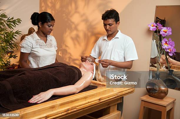 Ayurvedamassage Stockfoto und mehr Bilder von Alternative Behandlungsmethode - Alternative Behandlungsmethode, Aromatherapie, Ayurveda