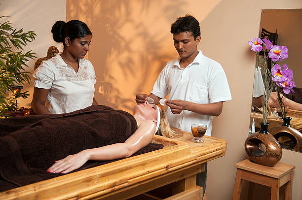 massage ayurvédique - ayurveda massaging aromatherapy chakra photos et images de collection