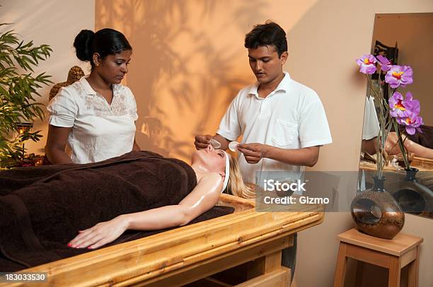 Aiurveda Massagem - Fotografias de stock e mais imagens de Adulto - Adulto, Aiurveda, Aromaterapia