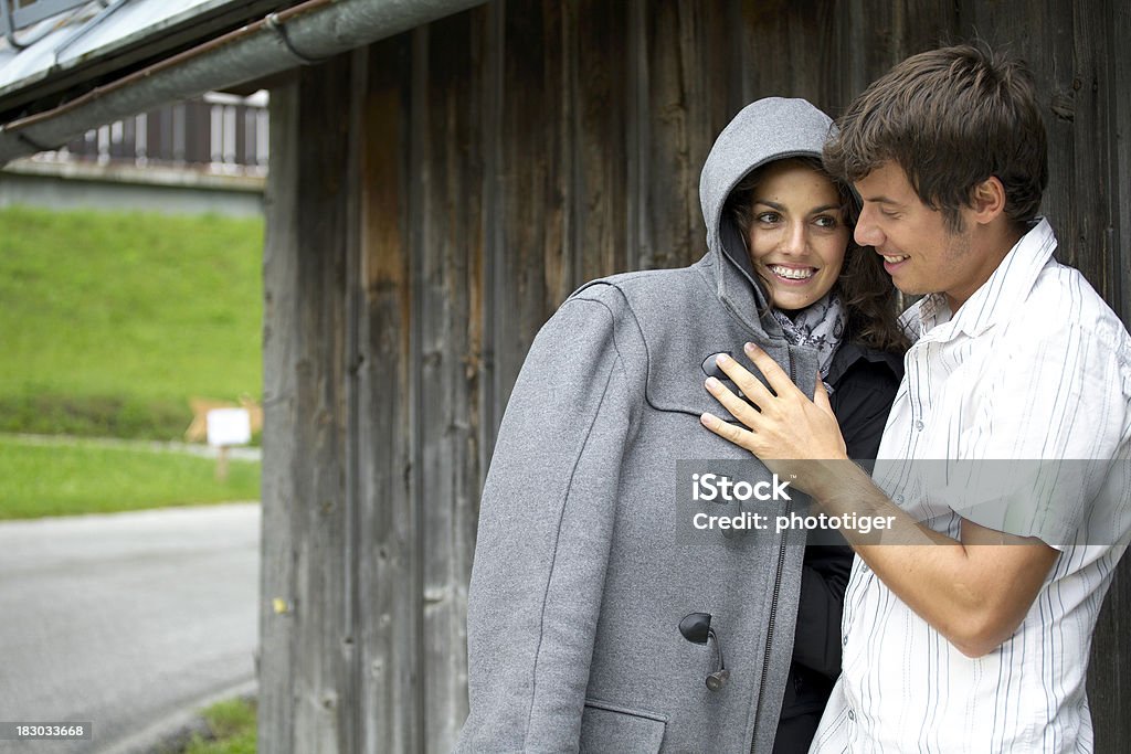 couple in front of house) 및 시작 장대비 - 로열티 프리 20-29세 스톡 사진