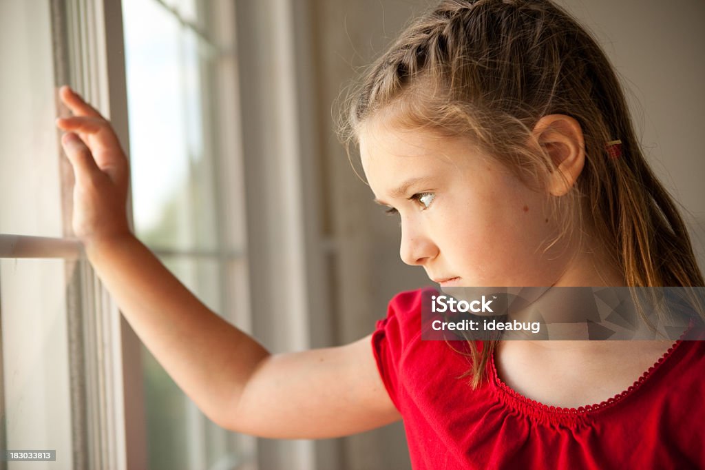 Jovem triste olhando para fora da janela - Royalty-free 6-7 Anos Foto de stock