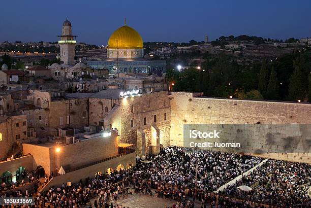 Beten An Der Klagemauer In Jerusalem Stockfoto und mehr Bilder von Jerusalem - Jerusalem, Klagemauer, Synagoge