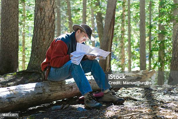 Homem Olhando Para Um Mapa Da Floresta - Fotografias de stock e mais imagens de Acampar - Acampar, Adulto, Adulto de idade mediana