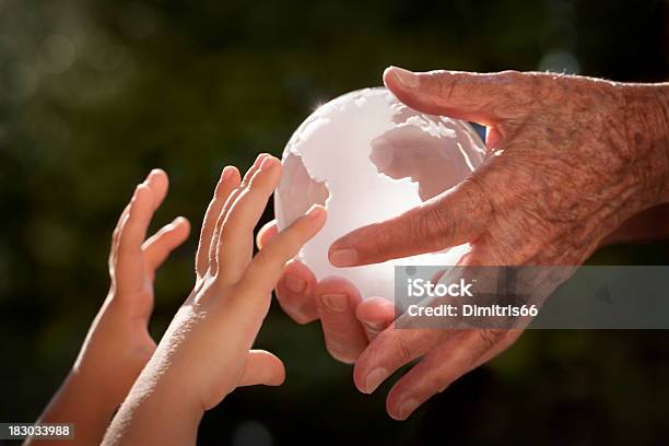 Foto de Terra Frágil Futuro e mais fotos de stock de Globo terrestre - Globo terrestre, Planeta Terra, Tempo