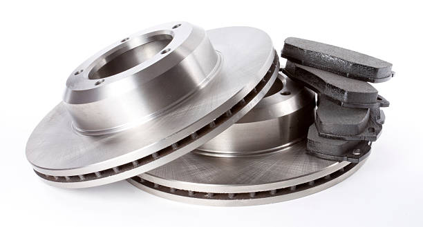 travão discos e blocos de papel - part of vehicle brake disc brake pad isolated - fotografias e filmes do acervo
