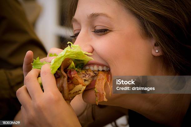 Hamburguesa Con Queso Y Tocino Bocadillo Foto de stock y más banco de imágenes de Comer - Comer, Carne, Morder