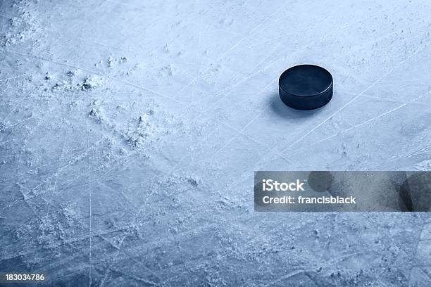 Photo libre de droit de Palet De Hockey Sur Glace banque d'images et plus d'images libres de droit de Glace - Glace, Palet de hockey, Hockey sur glace