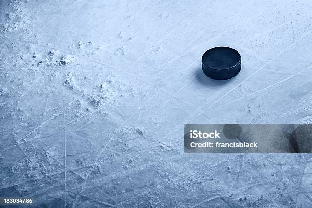 オンアイスホッケーパック - 氷のストックフォトや画像を多数ご用意 - 氷, アイスホッケー パック, アイスホッケー