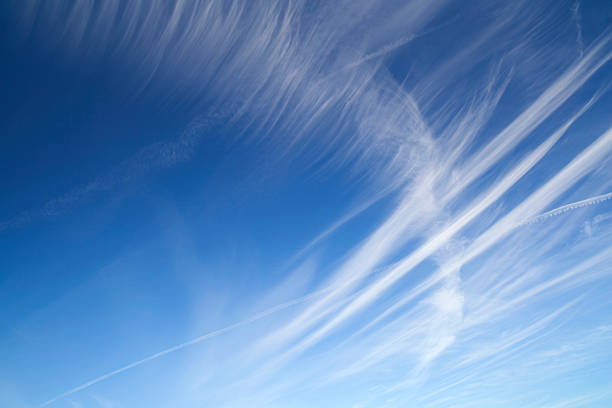 blue sky & cirrus - vapor trail cirrus sky cloudscape foto e immagini stock
